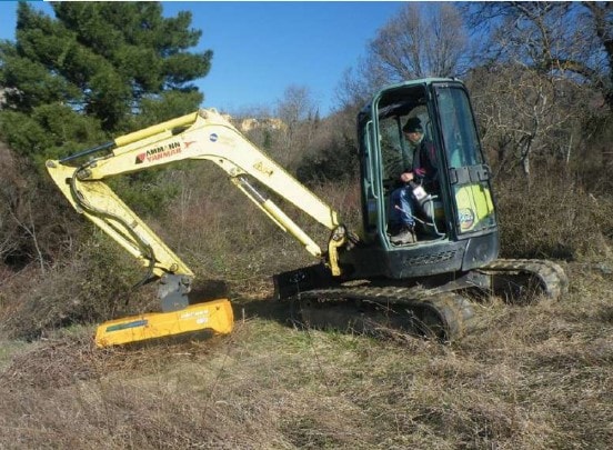 Tocator vegetatie - excavator Femac T7 125  -- midiexcavator 6 - 8 t. de vanzare